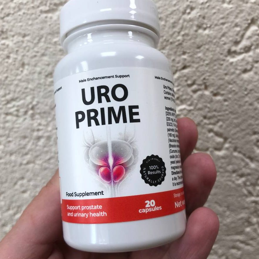 Hand hält eine Dose UroPrime vor einer Hausmauer